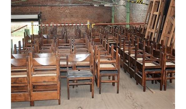 162 houten stoelen afkomstig uit de Sint Jacobskerk  (bevindt zich op Antwerpsebaan 110,  2040 Berendrecht)